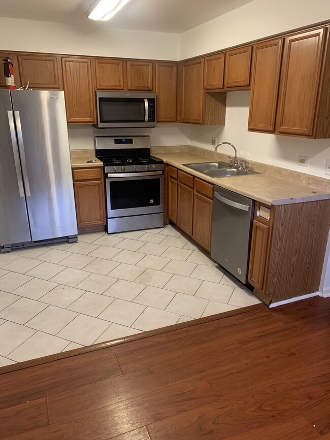 Building Photo - 1016 E 150th Pl Unit 2W