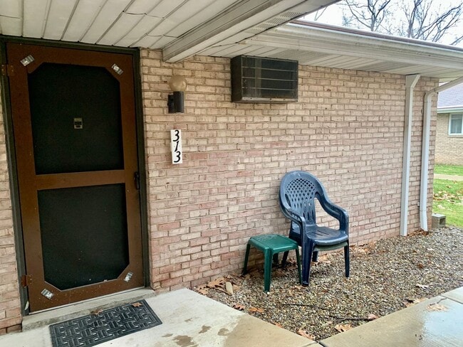 Building Photo - Moon Twp - 1 Bed 1 Bath - Tree Top Manor Rental