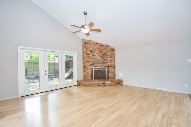 Photo - 15803 Lakedale Dr