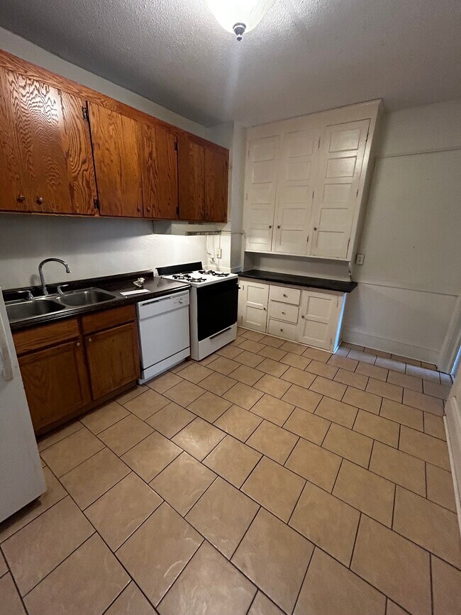 Kitchenn - 410 5th St NE Unit 3