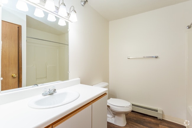 2 BR, 1 BA - 960 SF
