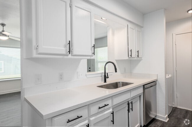 2BD, 2BA - 1000SF Duplex - Kitchen