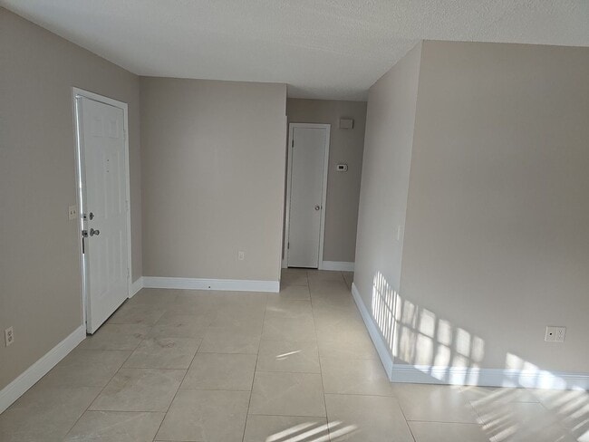 Photo - Beautuful 2 bedroom, 2 bath, 2 car garage rental home in Weeki Wachee!