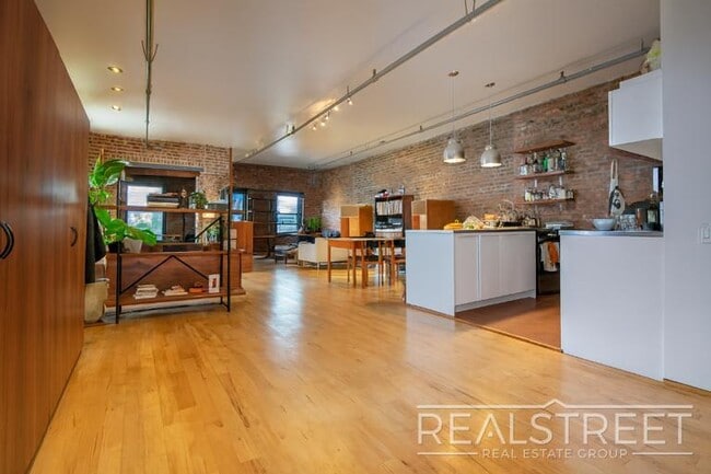 Building Photo - Kent Avenue Rental