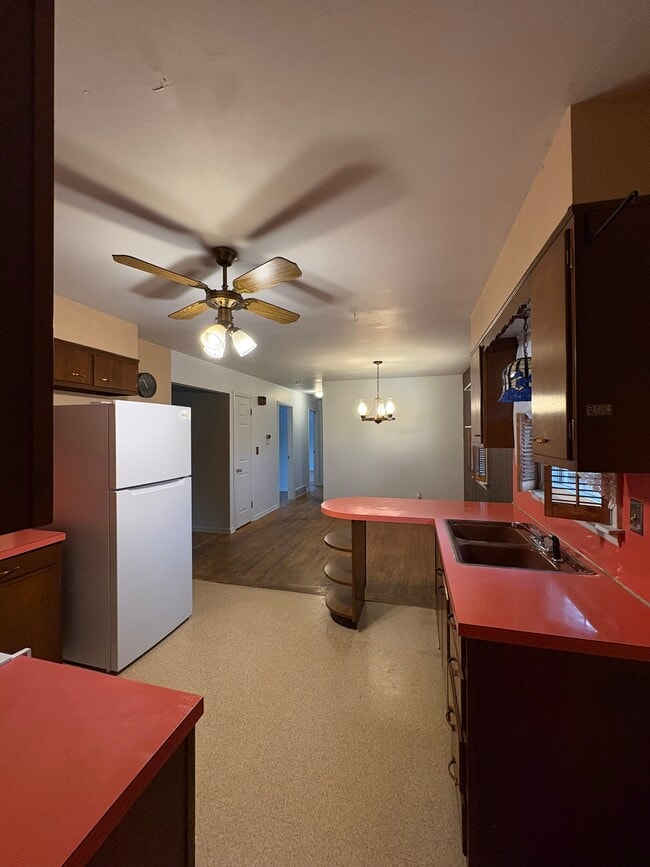 Cocina frente al comedor - 628 Sunny Ln