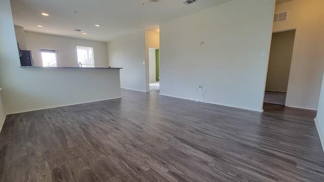 Photo - 242 Thornless Cir