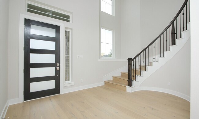 Photo - 8018 Hingham Ln