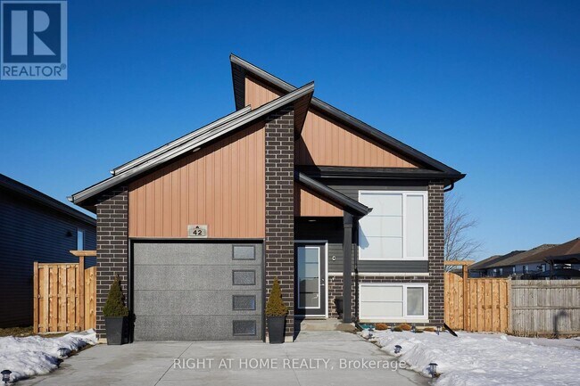 Photo - 42 Moonstone Cres