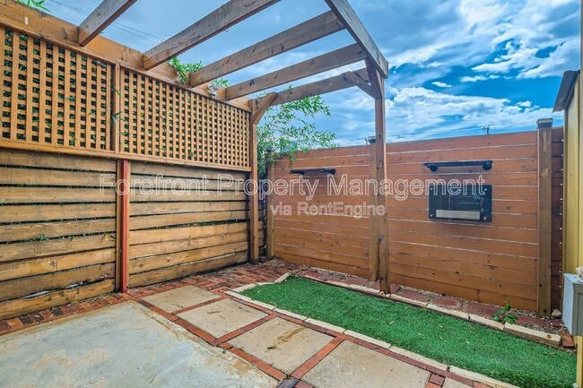 Photo - 126 E Myrtle St