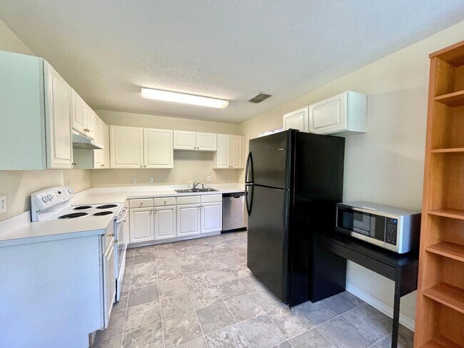 Photo - LARGE AND SPACIOUS 4/3 HOME IN WEDGEFIELD GOLF COURSE COMMUNITY