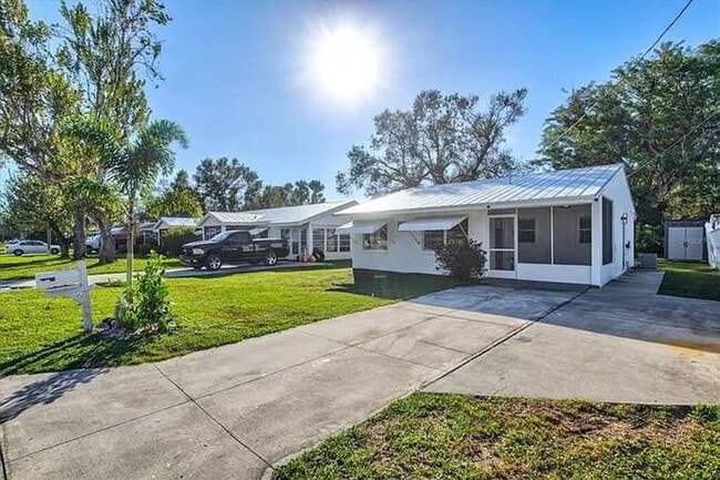 Building Photo - 10192 SW Riverview Cir Rental