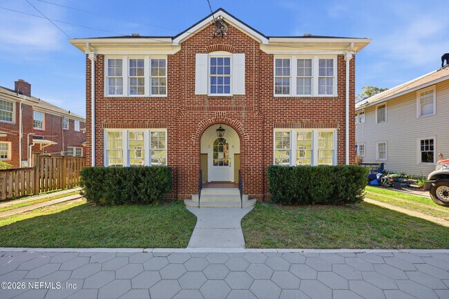 Building Photo - 3110 Oak St Unit 3