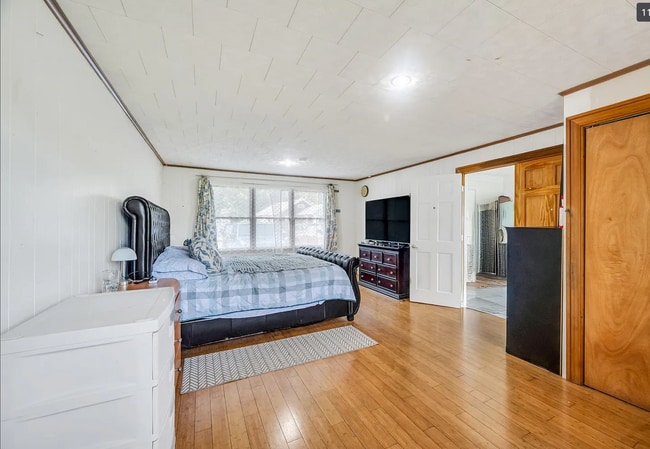 large room - 25 E 13th St