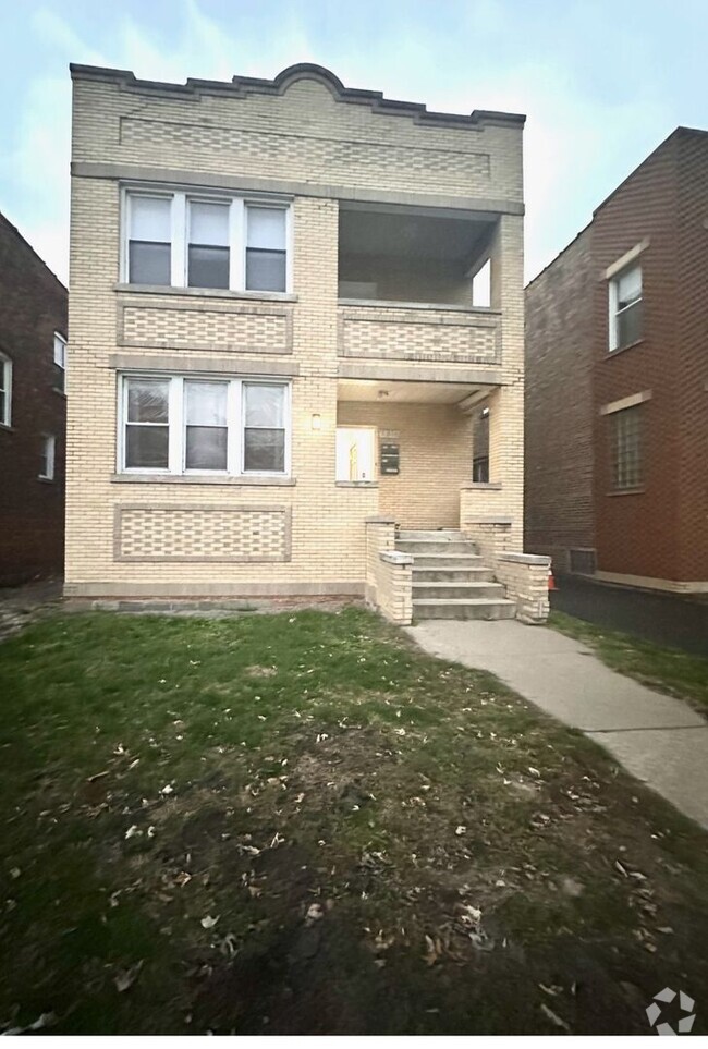 Building Photo - Section 8 Welcome Spacious 3 Bedroom, 2 Fu... Rental