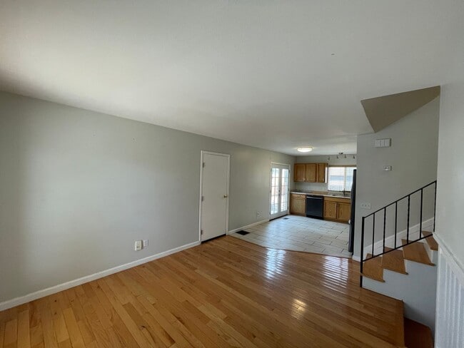 Photo - 2406 Bowen St