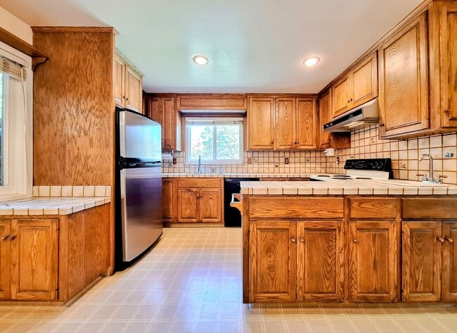 Building Photo - Beautiful 3bd Single Story House on One of...