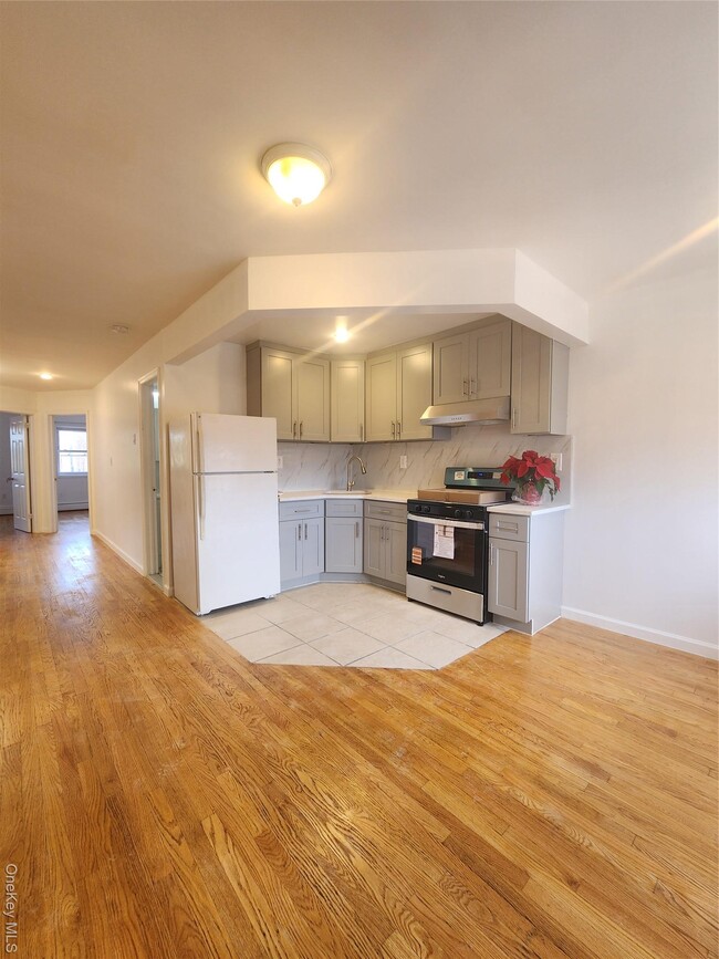 Photo - 61-21 159th St