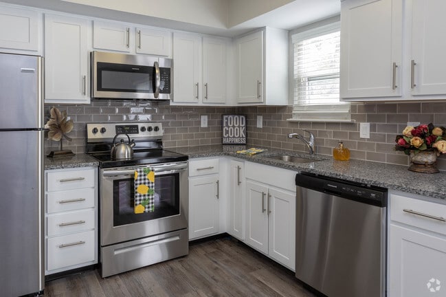 2BR, 1BA - 940 SF