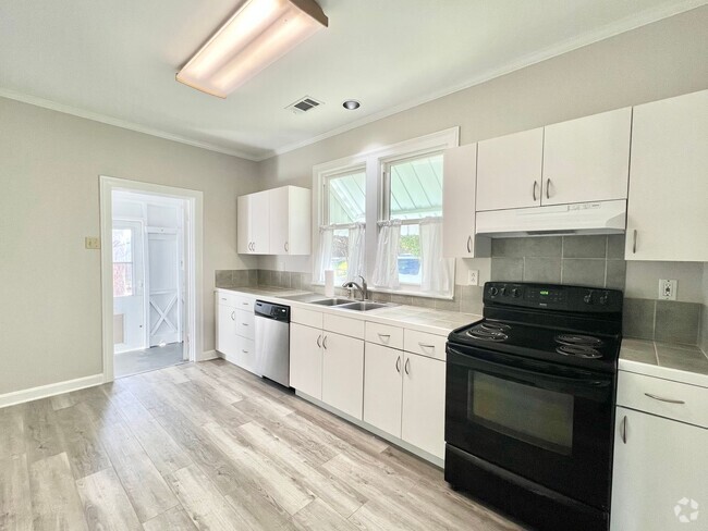 Building Photo - Two Bedroom Home with a Beautiful Kitchen ...