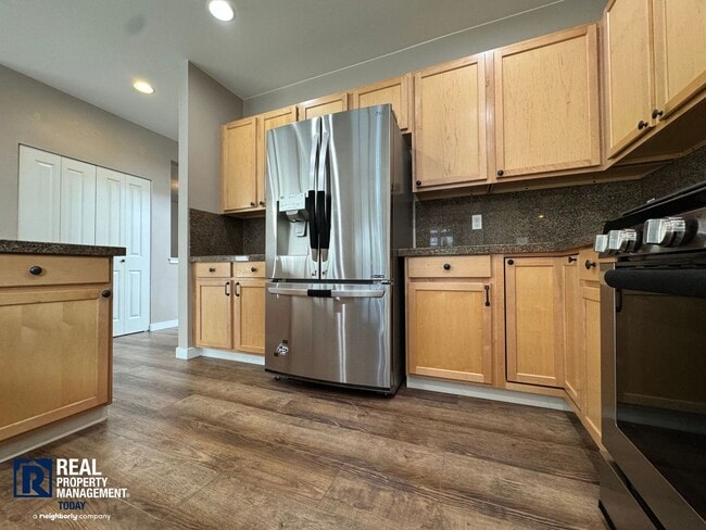 Photo - Spacious 5-Bedroom Home with 3-Car Garage & Fenced Yard in Kent!!