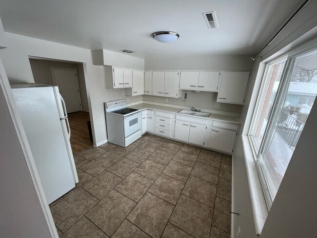 KITCHEN - 376 Alice Ave Unit #376