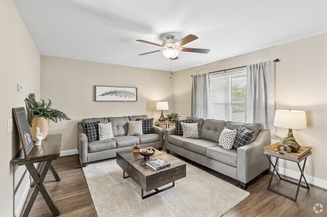 Apartamento Jackson de 2 habitaciones y 2 baños - 1334 pies cuadrados - Sala de estar - Millsprings Townhomes