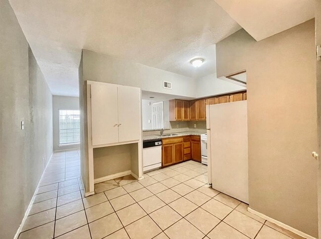 Building Photo - 8719 Village of Fondren Unit 8719
