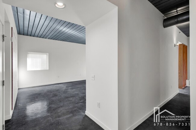 Photo - 620 Glen Iris Dr NE