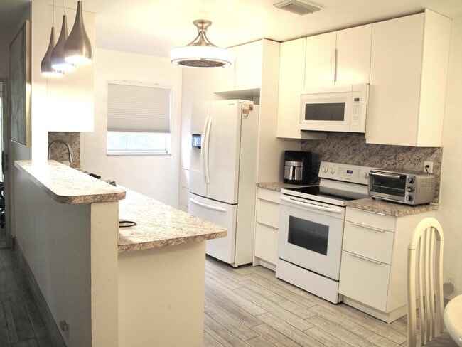 Building Photo - 325 NW 50th Ave Unit C