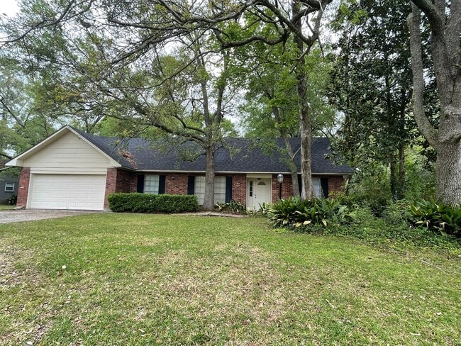 Building Photo - Spacious Home in Country Club Estates