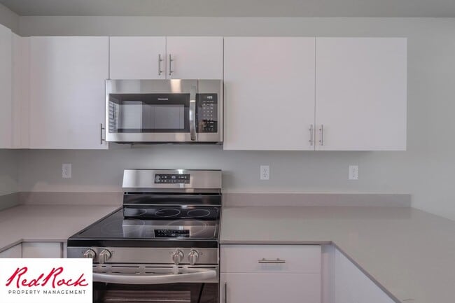 Building Photo - Inviting 2 Bedroom End Unit Condo - Pet Friendly!