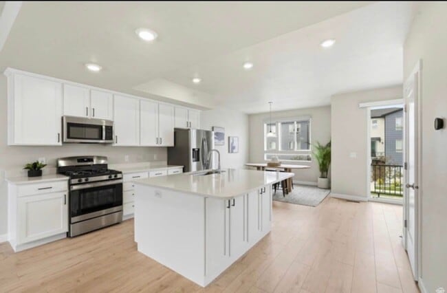 Building Photo - 988 W 500 S