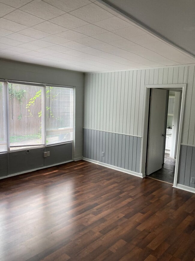 Photo - One Bedroom Apartment with den area- ALL UTILITIES INCLUDED!! Unit 514 1/2