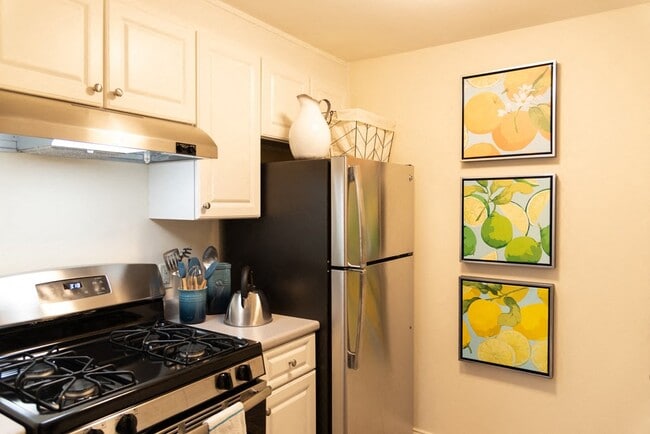 Cocinas renovadas con electrodomésticos de acero inoxidable, gabinetes blancos y encimeras nuevos - Beverly Commons