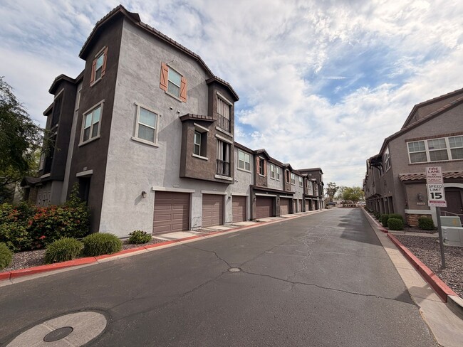 Building Photo - Spacious 3 Bedroom, 2.5 Bath Phoenix Townhome with *New Floors* + *NEW* Paint!