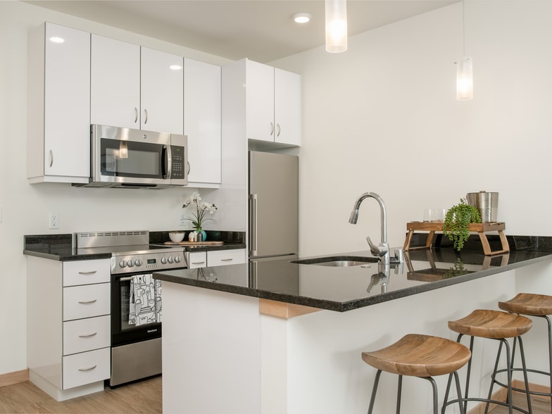 1 Bed / 1 Bath - 702 SF - Kitchen