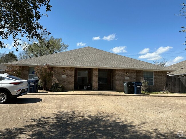 Building Photo - College Station - 3 Bedrooms / 3 Baths - D... Rental