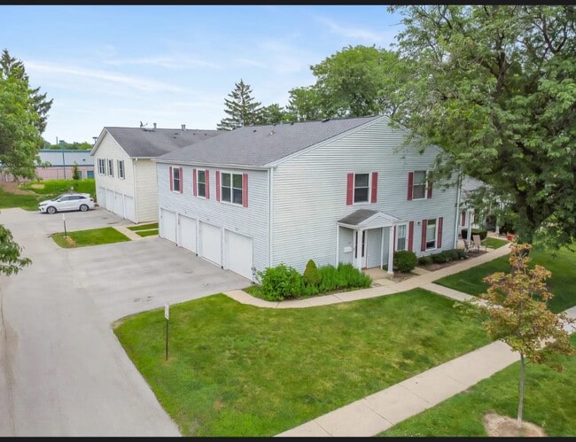 Building Photo - 883 Wellington Ave