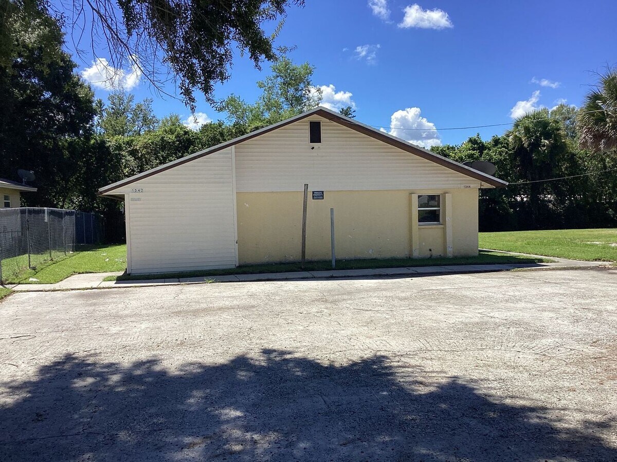 Two bedroom one bath duplex - Two bedroom one bath duplex House