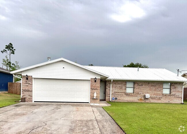 Building Photo - Convenient to Tyndall, less than a block t... Rental