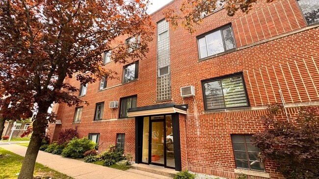 Photo - 2843 W Arthur Ave Unidad 3W Rental