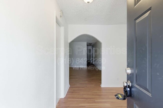 Photo - 313 E Woodrow Pl