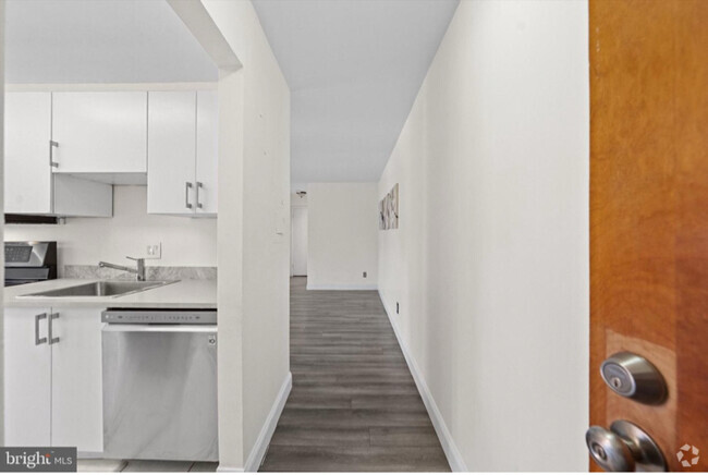Building Photo - 6441 Richmond Hwy Unit 201 Rental