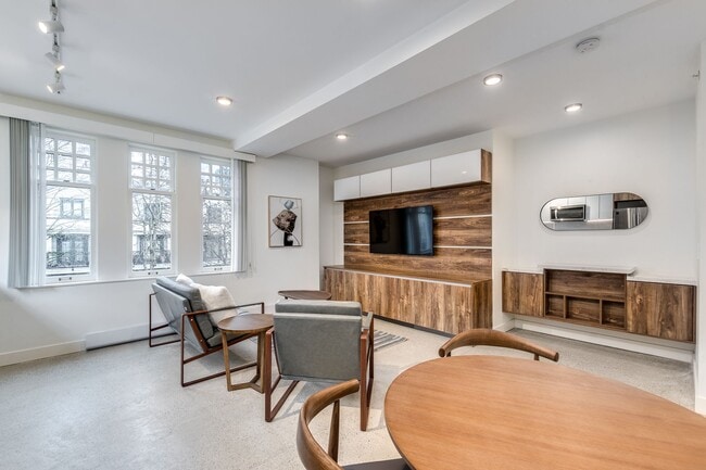 Building Photo - 1170 Barclay St Unit 206