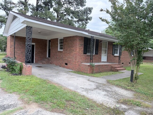 Building Photo - 3 Bedroom 1 Bathroom House Located in Laurinburg, NC