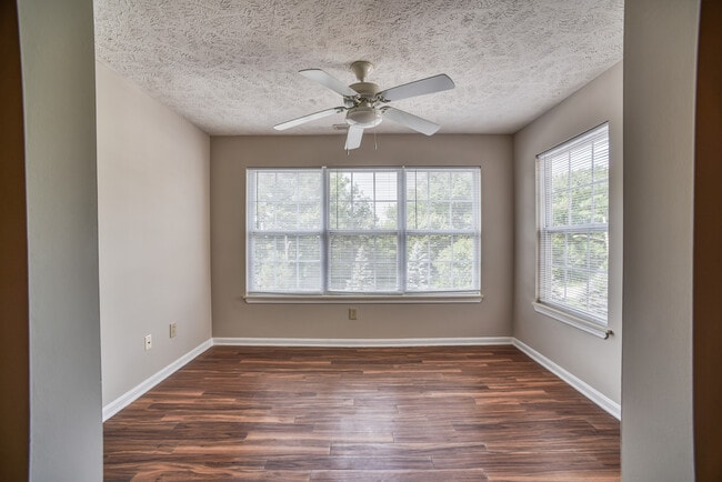 Área de la oficina/sala de estar en suites selectas - Stone Ridge Apartments