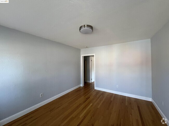 Building Photo - 3244 Ellis St Unit #D Rental