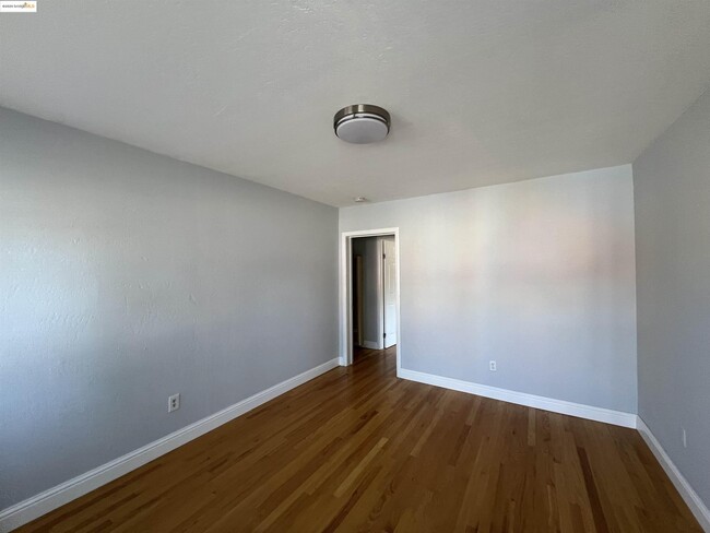Building Photo - 3244 Ellis St Unit #D Rental