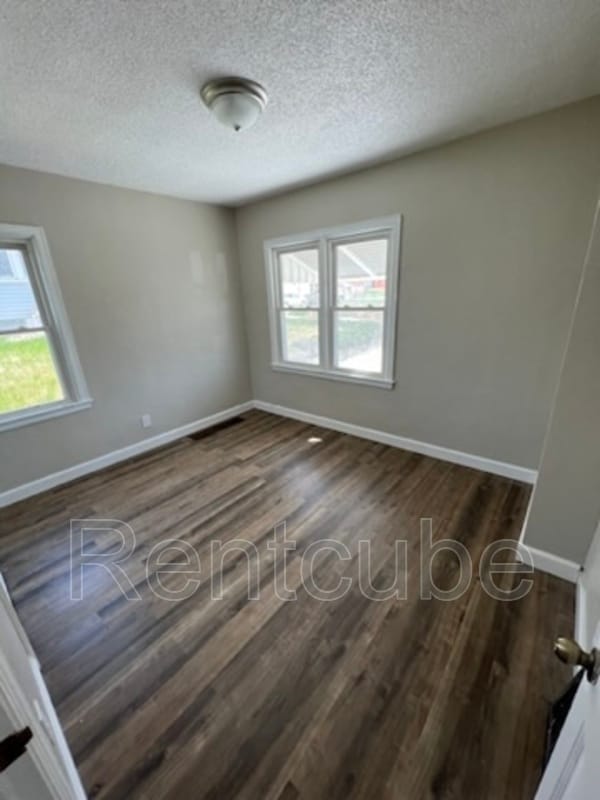 Photo - 915 Pleasant St