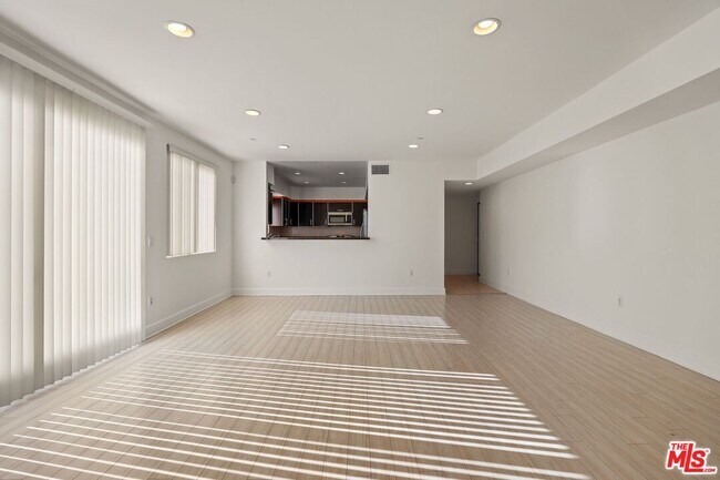 Photo - 1331 Amherst Ave Unit 307